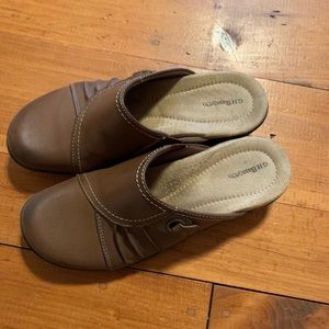 Bass clogs Size 9